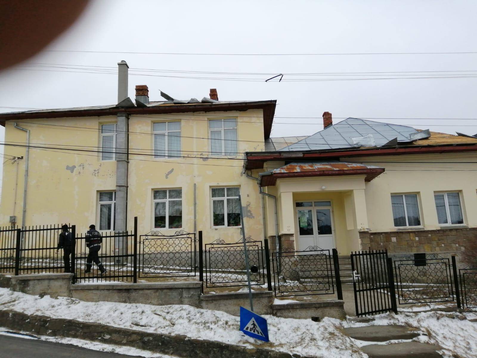 Au zburat bucăţi din acoperişurile Şcolii şi Primăriei Şotriile Au zburat bucăţi din acoperişurile Şcolii şi Primăriei Şotriile