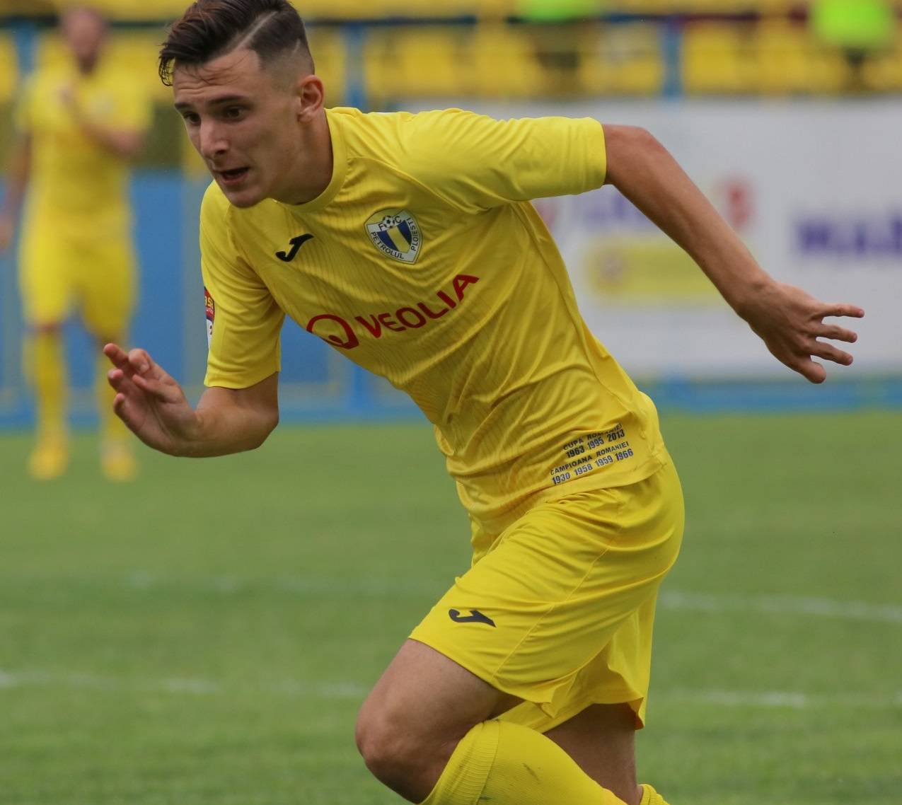 FC Petrolul s-a despărțit, în ultima zi de “mercato di riparazione”, de cel de-al 10-lea fotbalist din lotul turului de campionat al Ligii a II-a. Este un talentat și de mare viitor jucător “U 20” și internațional “U 18”!