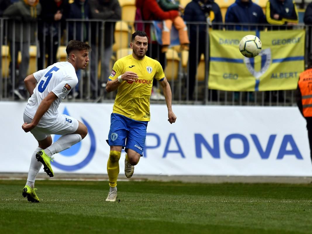 Vineri, contra Farului, fără fundașul dreapta Ștefan Bărboianu, pentru prea… mult “galben”! Va intra în loc tânărul Alberto Olaru, titular în tur ca fundaș central