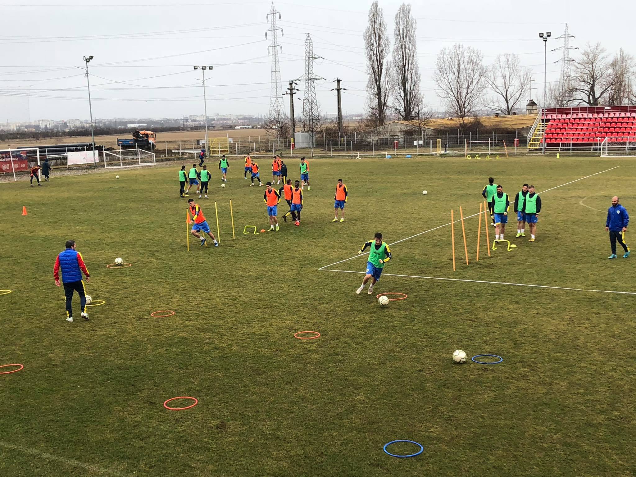 Deoarece, în 30 de ani, nu și-a putut construi o bază de antrenament, echipa fanion a Ploieștiului și a Prahovei, FC Petrolul, se plimbă cu… cortul pentru a se pregăti în condiții ceva mai bune. Joi a venit rândul Blejoiului!