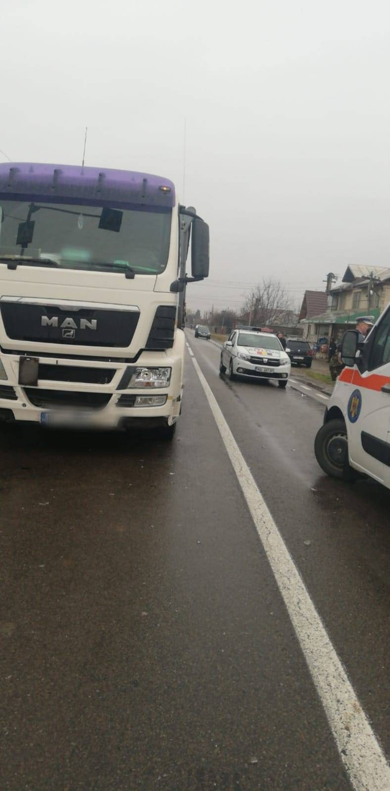 Copil accidentat de TIR la Ciorani, preluat de elicopterul SMURD Copil accidentat de TIR la Ciorani, preluat de elicopterul SMURD