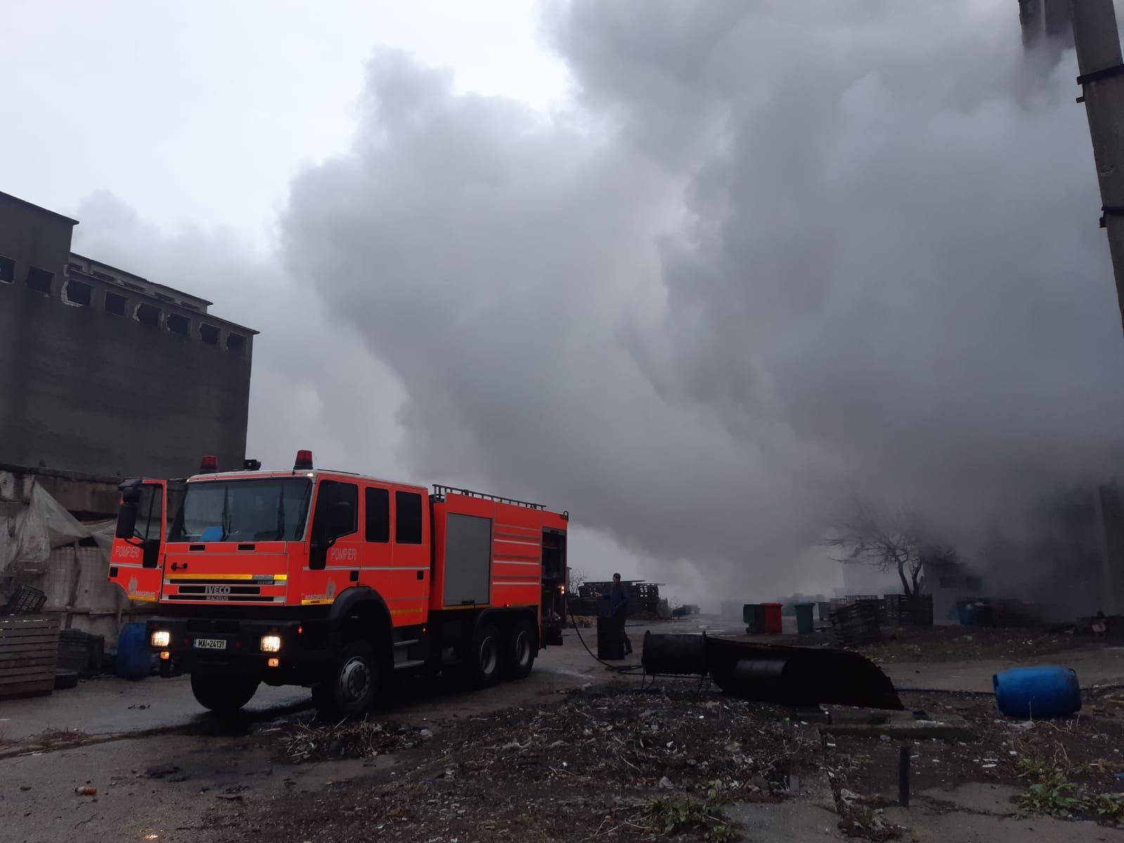 Incendiu la o hală din Pleaşa Incendiu la o hală din Pleaşa