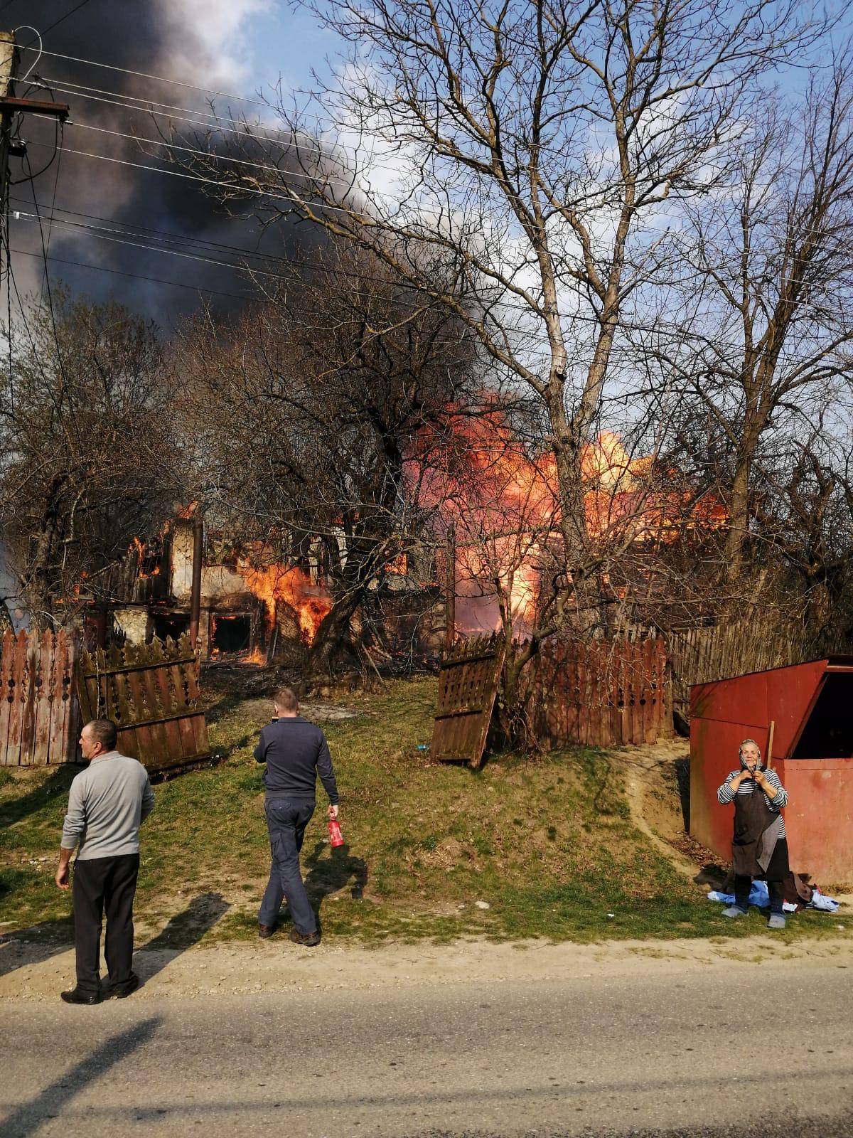Incendiu la Poseşti: a luat foc o casă (galerie foto) Incendiu la Poseşti: a luat foc o casă (galerie foto)