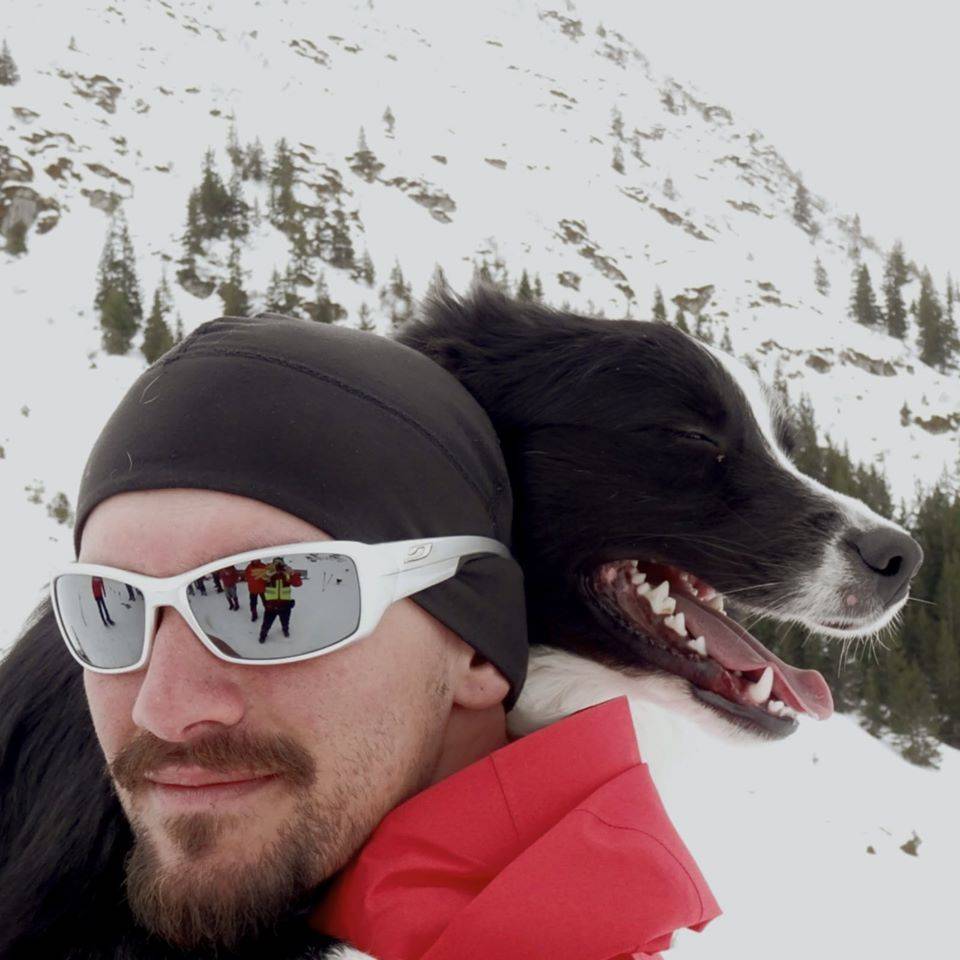 Sergiu Frusinoiu şi Carp – prima unitate canină de salvare din avalanşă a Salvamontului Prahova Sergiu Frusinoiu şi Carp – prima unitate canină de salvare din avalanşă a Salvamontului Prahova