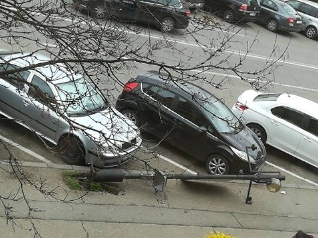 Povestea unui stâlp prăbuşit, astăzi, în plin centrul Ploieştiului Povestea unui stâlp prăbuşit, astăzi, în plin centrul Ploieştiului