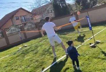 Craioveanul Bărboianu nu mai iese din curtea vilei sale din Cetatea Băniei și… joacă tenis cu piciorul, acolo, cu finul ploieștean Valentin Lazăr! Cât o fi fost scorul în “meciul” Petrolul – Dinamo?