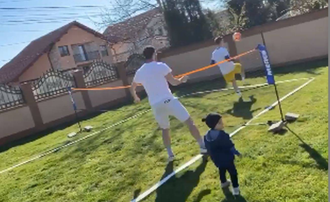 Craioveanul Bărboianu nu mai iese din curtea vilei sale din Cetatea Băniei și… joacă tenis cu piciorul, acolo, cu finul ploieștean Valentin Lazăr! Cât o fi fost scorul în “meciul” Petrolul – Dinamo?