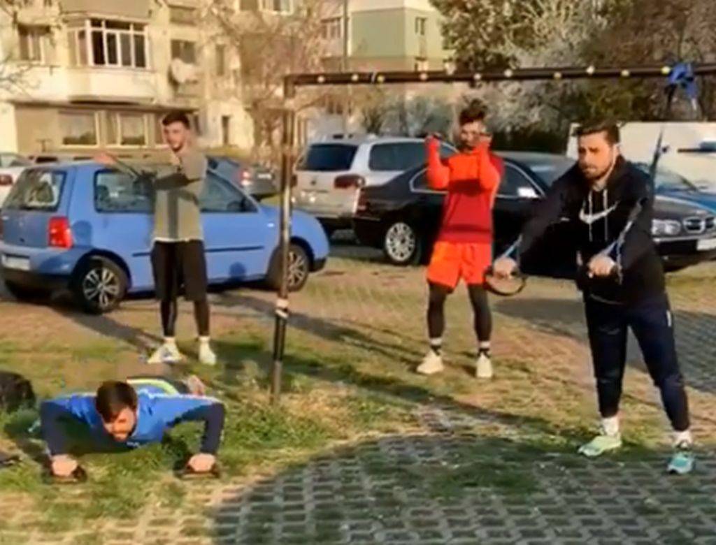 Unii în parc, alții – în parcare! Fotbaliști de la FC Petrolul și alte echipe din Prahova nu fac rabat la pregătire și se antrenează pe unde apucă, numai să fie gata de competiție!