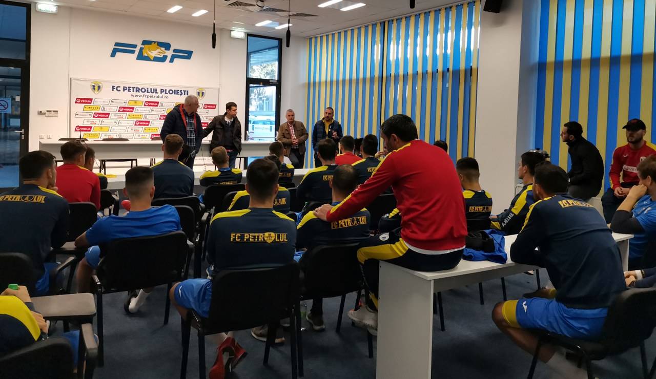 Înainte de nedorita mini-vacanță din… mini-retur, FC Petrolul a făcut antrenamente, concursuri amicale și a vândut bilete virtuale pentru meciul amânat contra Ripensiei, idee ADGA în beneficiul CCJ! Înainte de nedorita mini-vacanță din… mini-retur, FC Petrolul a făcut antrenamente, concursuri amicale și a vândut bilete virtuale pentru meciul amânat contra Ripensiei, idee ADGA în beneficiul CCJ!