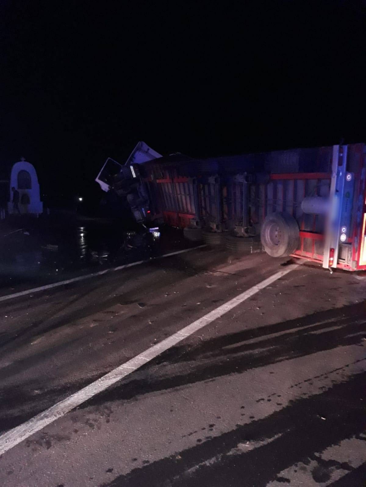 Blestemul berii în Prahova: Încă un tir cu răsturnat pe şosea Blestemul berii în Prahova: Încă un tir cu răsturnat pe şosea