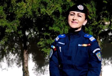 O jandarmeriţă prahoveancă ne cântă de Sărbătoarea Paştelui