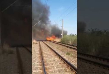 Un incendiu a blocat, astăzi, traficul feroviar pe ruta Ploieşti-Buzău