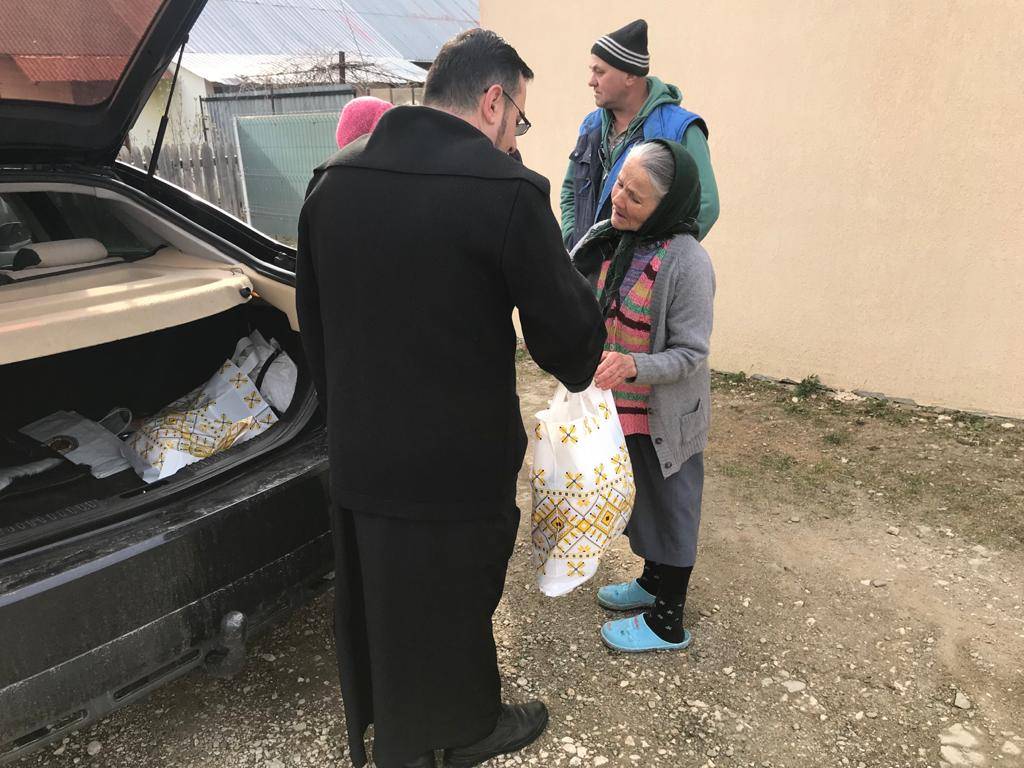 Preoţii din Protoieria Vălenii de Munte, în sprijinul enoriaşilor şi unor spitale