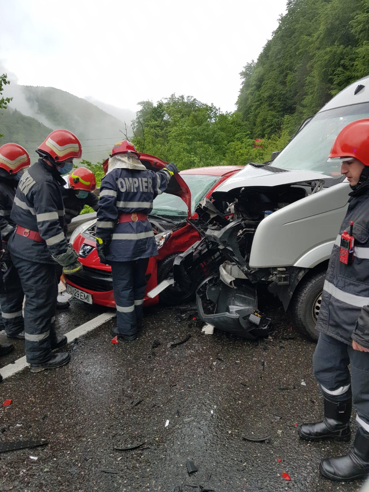 Accident rutier cu şofer încarcerat, la Posada Accident rutier cu şofer încarcerat, la Posada