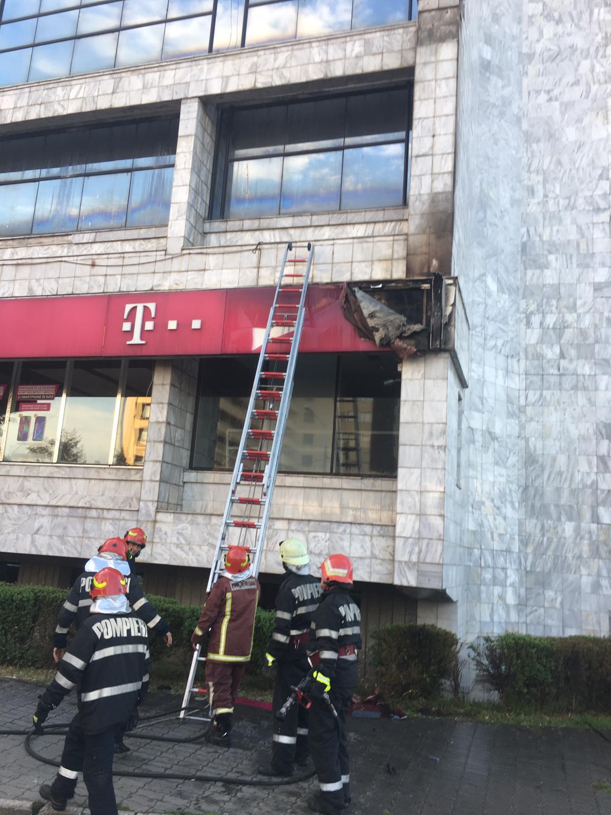 Incendiu la faţada clădirii Telekom Incendiu la faţada clădirii Telekom