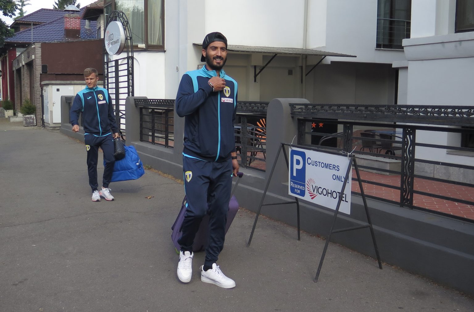 Fotbaliștii de la Petrolul, nemulțumiți că unele adversare din play-off s-au considerat “mai egale” decât altele! Pentru a se super motiva, l-au luat cu ei, la “Vigo Hotel”, și pe Leo Ursea