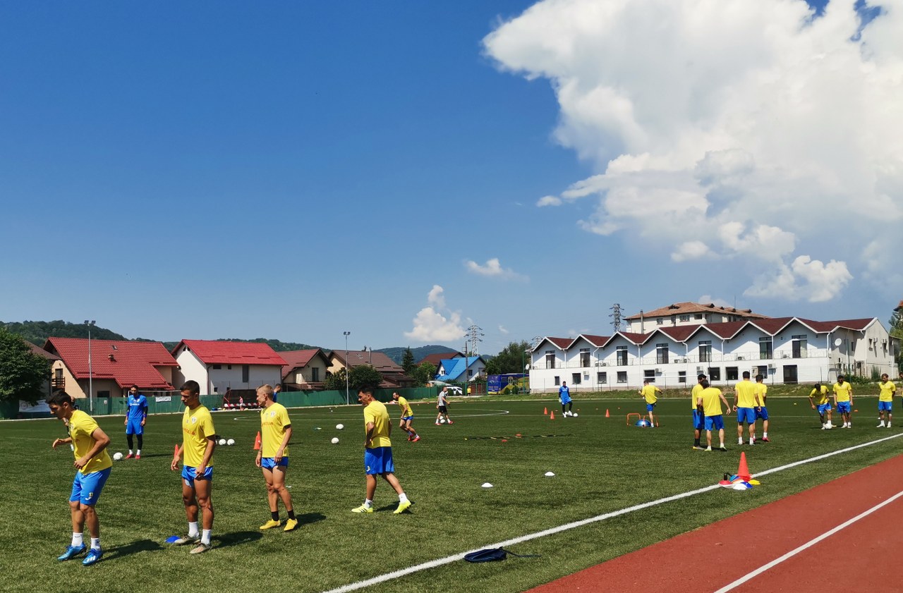 Până vor zbura spre Arad, fotbaliștii de la Petrolul se antrenează pe iarbă artificială. Căci așa își așteaptă oaspeții “Bătrâna Doamnă”! În deplasare, cei de la UTA sunt primiți, ca “boierii”, cu gazon natural!