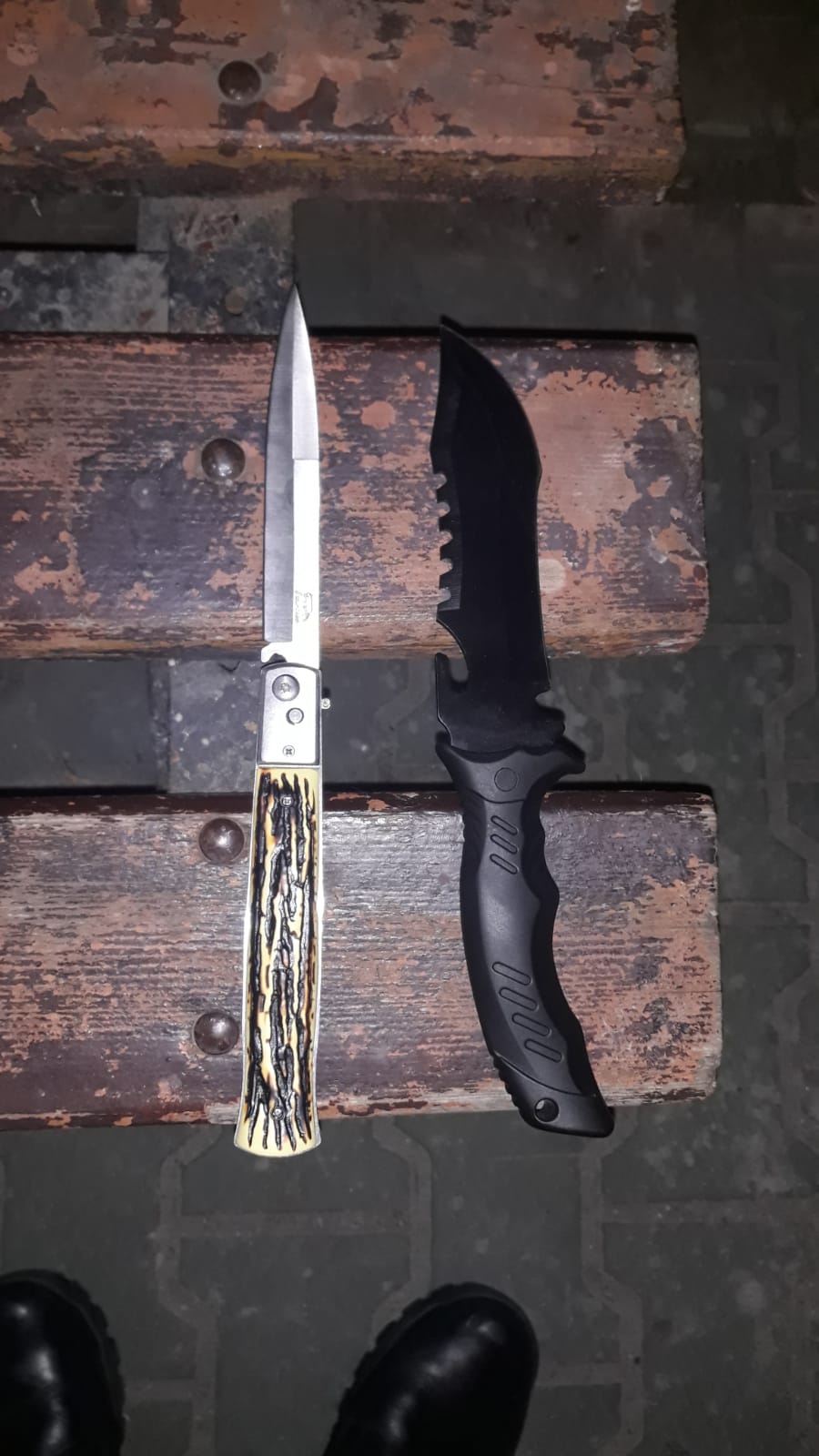 2 persoane cu arest la domiciliu, prinse în autobuz de jandarmi. O altă persoană avea 2 cuțite asupra sa. 2 persoane cu arest la domiciliu, prinse în autobuz de jandarmi. O altă persoană avea 2 cuțite asupra sa.