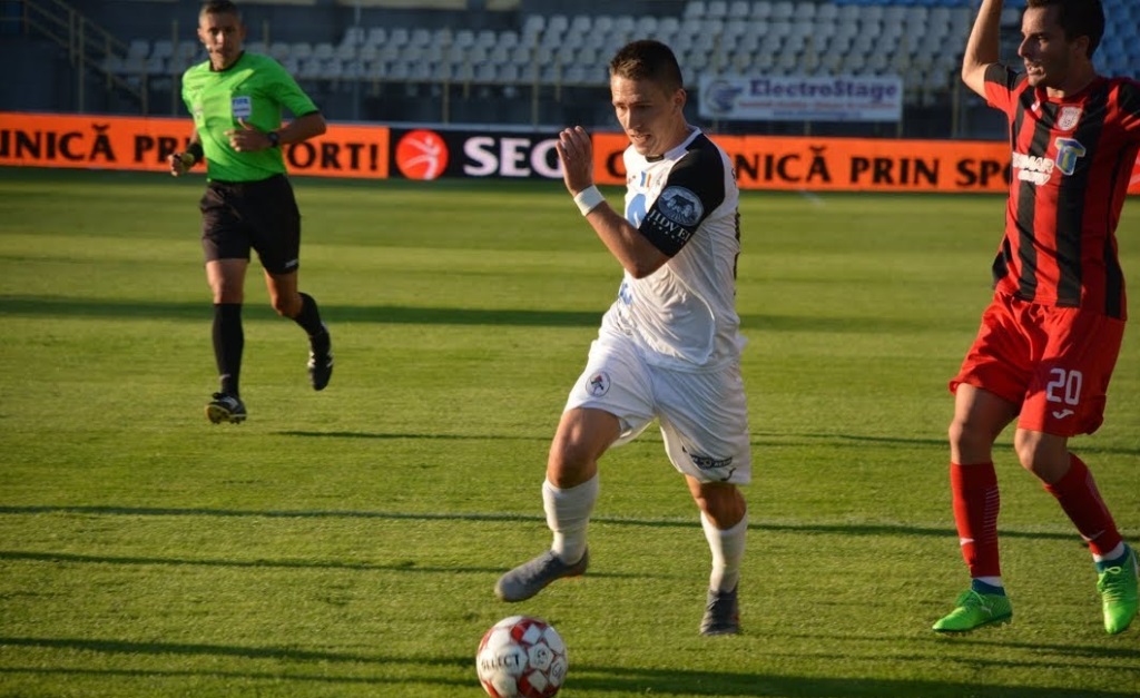 De luni seară, Prahova nu mai are doar doi, ci trei tineri fotbaliști care joacă în Liga 1. Un “puști” de 16 ani a debutat pe terenul campioanei CFR Cluj, în echipa lui Velisar!