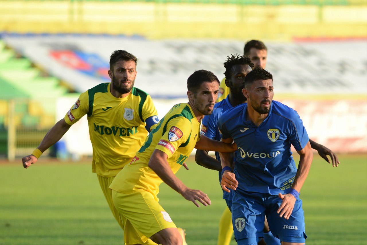 De ce acum, ci nu atunci când ar fi trebuit?!? De ce, Petrolule?!? Să fi apărut acum un alt… “Praf magic” pe banca “lupilor”? La Mioveni, echipa găzarilor a jucat precum… Barcelona lui Pol Roige și a câștigat!