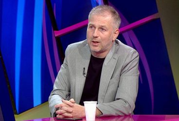 O informație de pe un site central de sport i-a bucurat pe suporterii Petrolului. E bine totuși să nu zici hop până nu (chiar) ai sărit cu… Edi Iordănescu în curtea găzarilor!