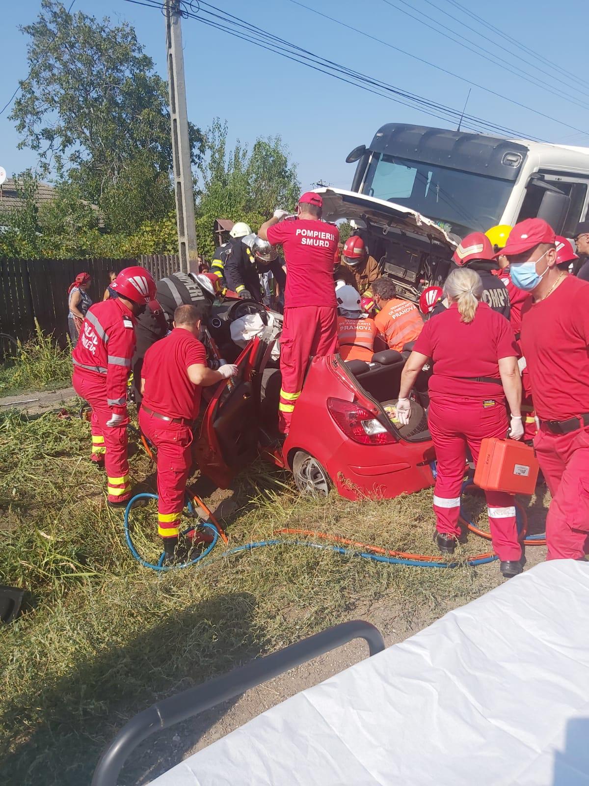 Accident cu copil încarcerat şi inconştient la Loloiasca