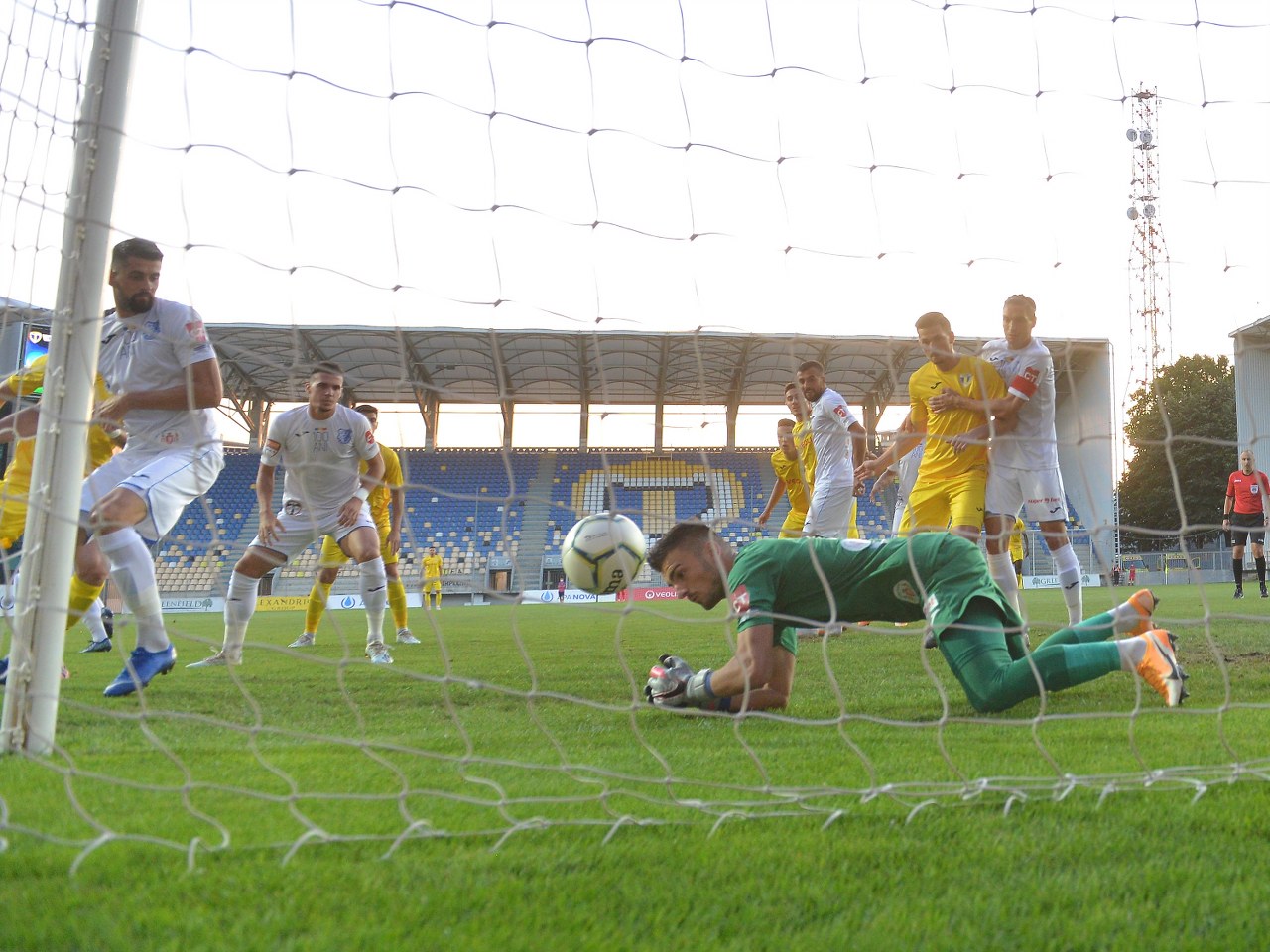 Meciurile cu Plopeniul și Astra 2 au spus ADEVĂRUL! E greu la Liga 2 cu jucători “under” care se sperie de propria lor umbră! Petrolul a ratat startul cu o echipă de învins!