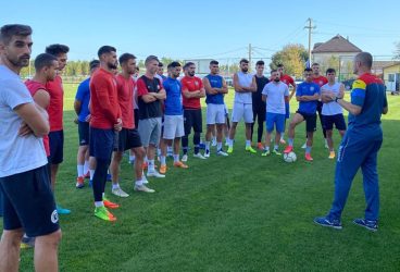 Doi tehnicieni de fotbal prahoveni, cu drag de Petrolul, au traversat țara pe diagonală, pentru a antrena în Maramureș! Unul va debuta în fața unei foste echipe, iar altul va conduce școala “Eroului de la Guadalajara”, cel cu… statuie!