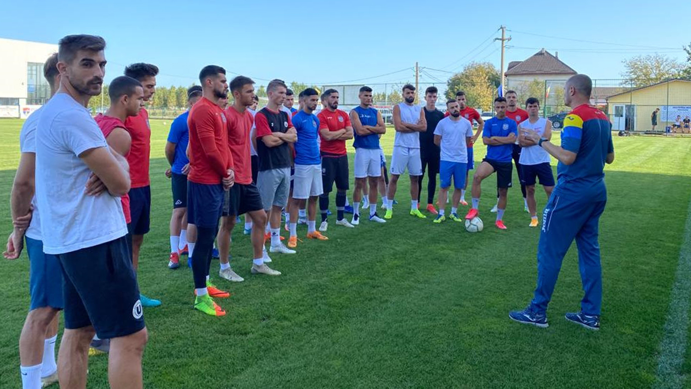 Doi tehnicieni de fotbal prahoveni, cu drag de Petrolul, au traversat țara pe diagonală, pentru a antrena în Maramureș! Unul va debuta în fața unei foste echipe, iar altul va conduce școala “Eroului de la Guadalajara”, cel cu… statuie!