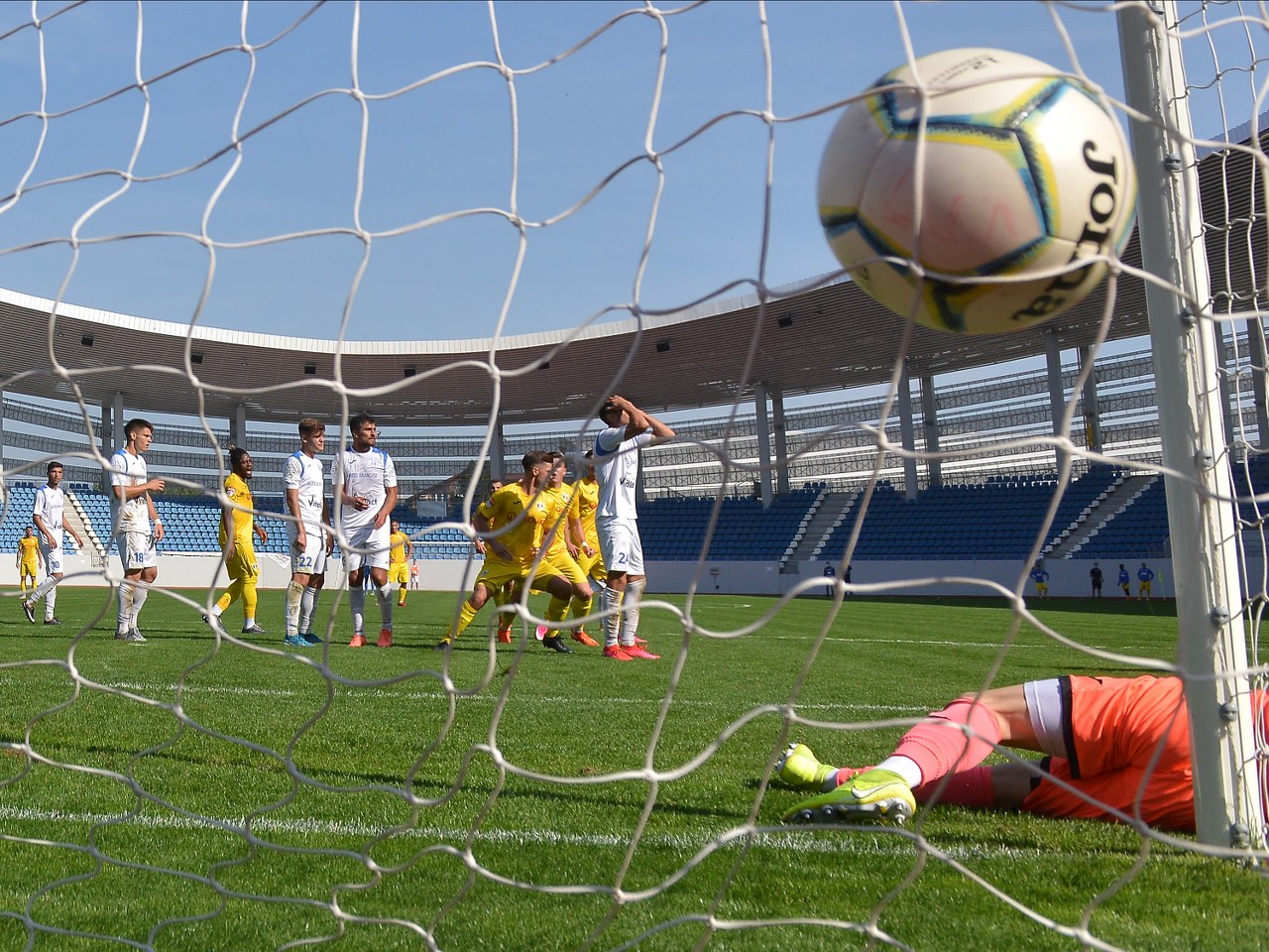 La 1-1, în cele trei minute de prelungiri, era cazul ca Petrolul să tragă de timp la Târgu Jiu? Urmarea: o echipă de bătut, Viitorul Pandurii, a scăpat cu o remiză nemeritată după aspectul general al jocului!