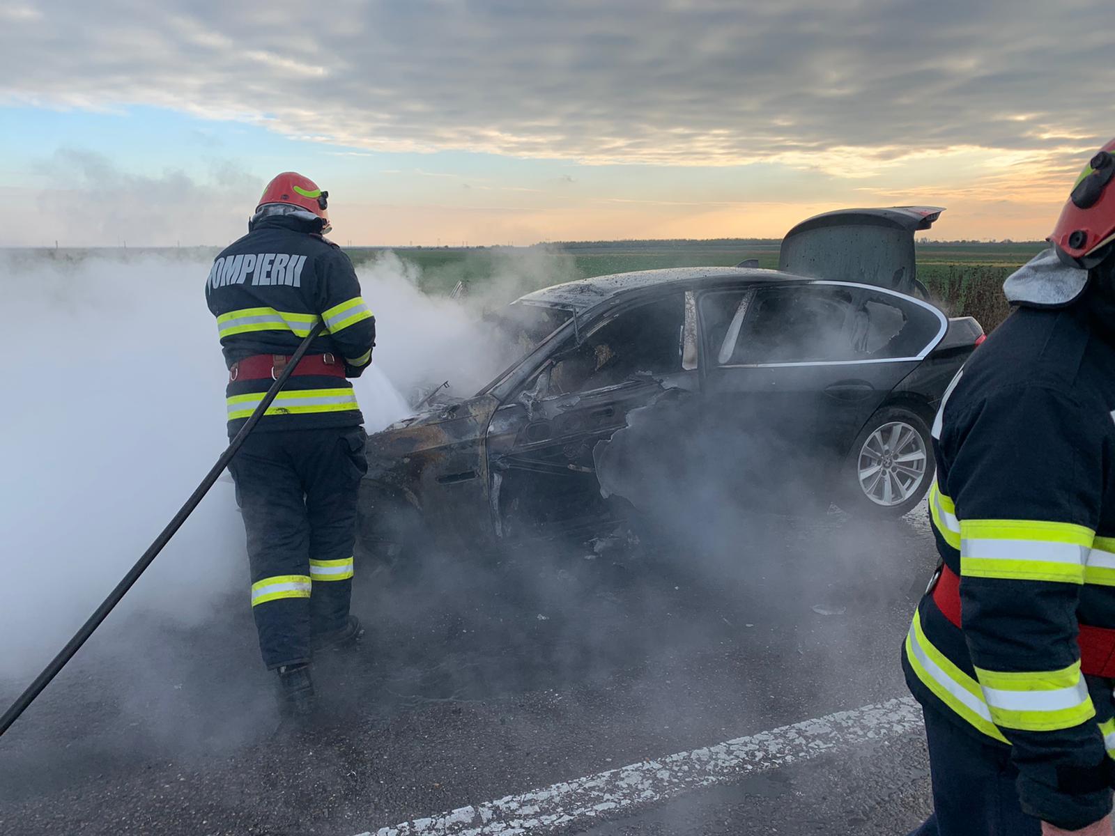 Un autoturism a luat foc în trafic Un autoturism a luat foc în trafic