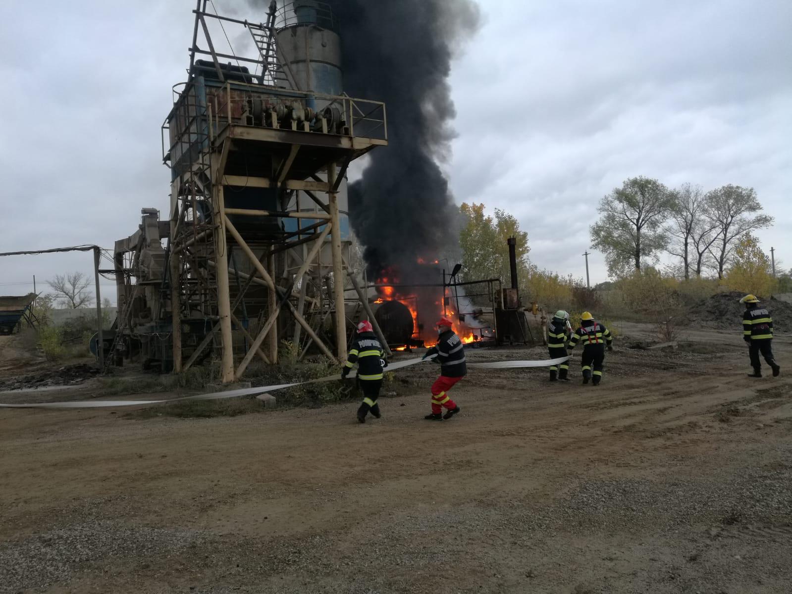 Incendiu la un bazin de bitum, la Bucov Incendiu la un bazin de bitum, la Bucov