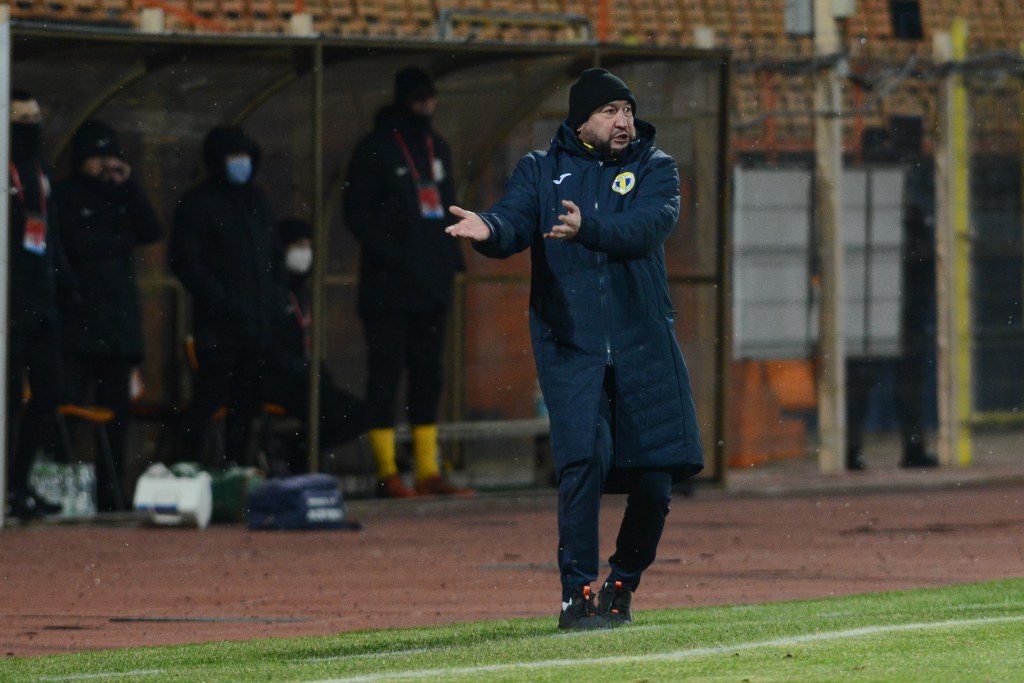 Antrenorul principal al Petrolului îi numește pe jucătorii săi un… balast și amenință că îi va da afară la iarnă! Oare, nu cumva, “balastul” este tocmai cel despre care se zvonește că ar fi scăpat, deja, din mână, “vestiarul” sau nu mai e înțeles?