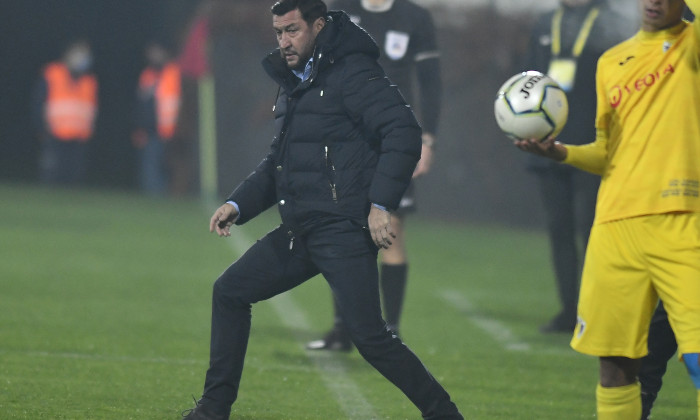 De ce la Dan Petrescu și Rúben de la Barrera s-a putut, iar la Viorel Moldovan, nu ar merge? S-a renunțat la antrenori din L1 cu o clauză mult mai mare decât a “Masculului Alfa”, din L2!