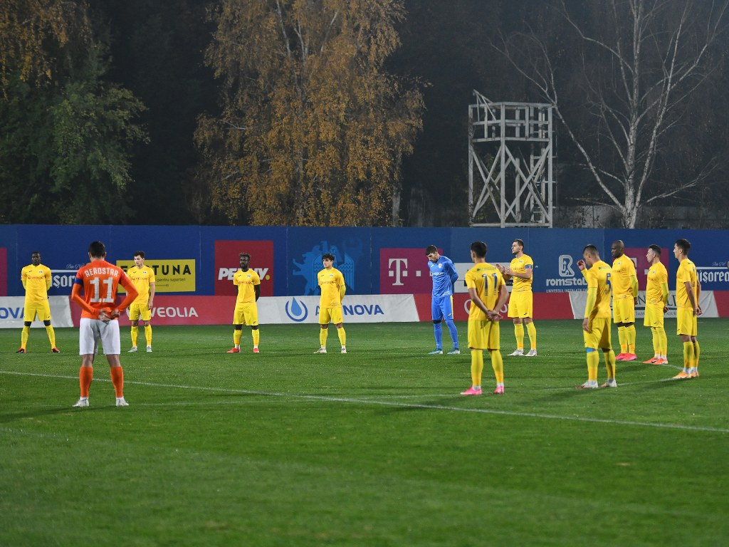 CINEVA TREBUIE OBLIGATORIU SĂ PLECE DUPĂ O ASEMENEA RUȘINE! La Mogoșoaia, același “obicei de acasă”: eșec! O fi trebuind un lot de 100 de jucători pentru ca Petrolul să marcheze un gol sau să transforme un penalti și să câștige un meci?!?