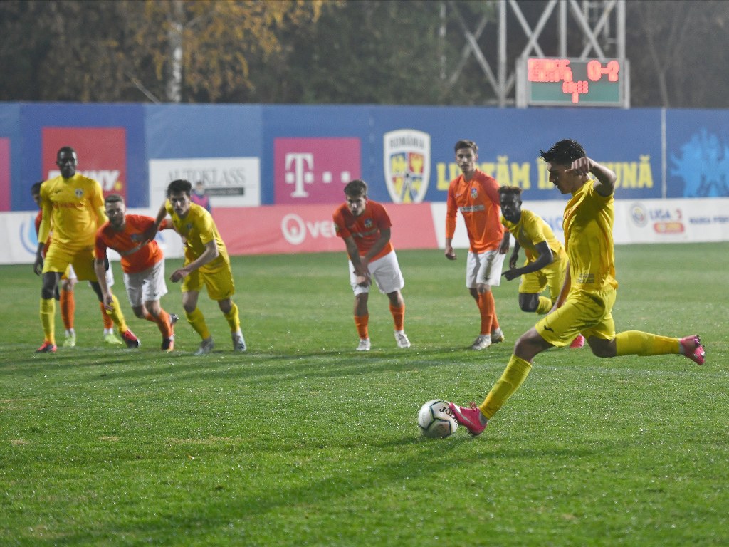 Posibile explicații ale greșelilor majore făcute de doi jucători autohtoni ai Petrolului în prima repriză a meciului, de la Mogoșoaia, cu Aerostar Bacău. Totuși, ce-a fost exact în mintea lor numai ei o știu!