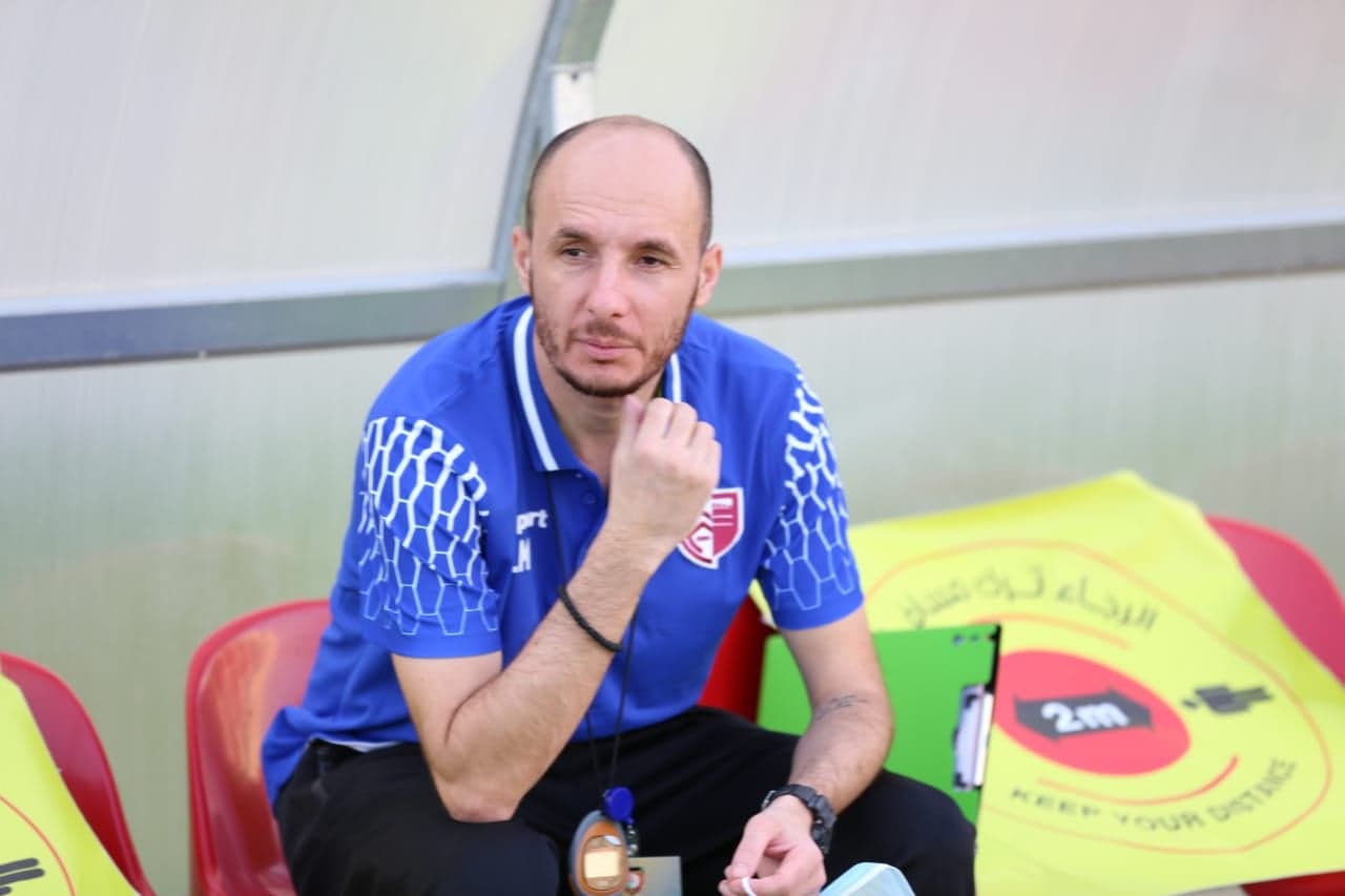 Un antrenor prahovean de fotbal a debutat cu victorie în prima ligă a statului Oman. Mihai Dinu l-a urmat în Golf pe fostul său șef de staff de la Gloria Buzău! Cei doi au promovat-o în eșalonul secund pe actuala trupă a lui Ilie Stan