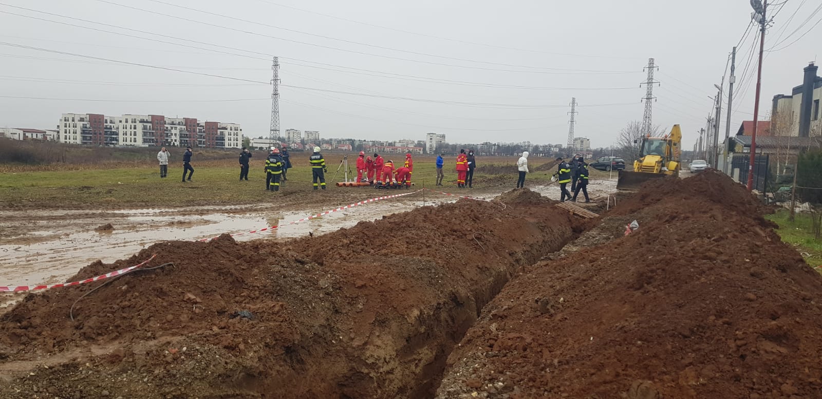 Bărbat strivit sub pământ când săpa o canalizare în Ploiești Bărbat strivit sub pământ când săpa o canalizare în Ploiești