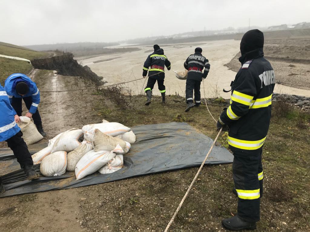 Malul râului Teleajen a cedat, în vecinătatea Ploieștiului, după ploile îndelungate Malul râului Teleajen a cedat, în vecinătatea Ploieștiului, după ploile îndelungate