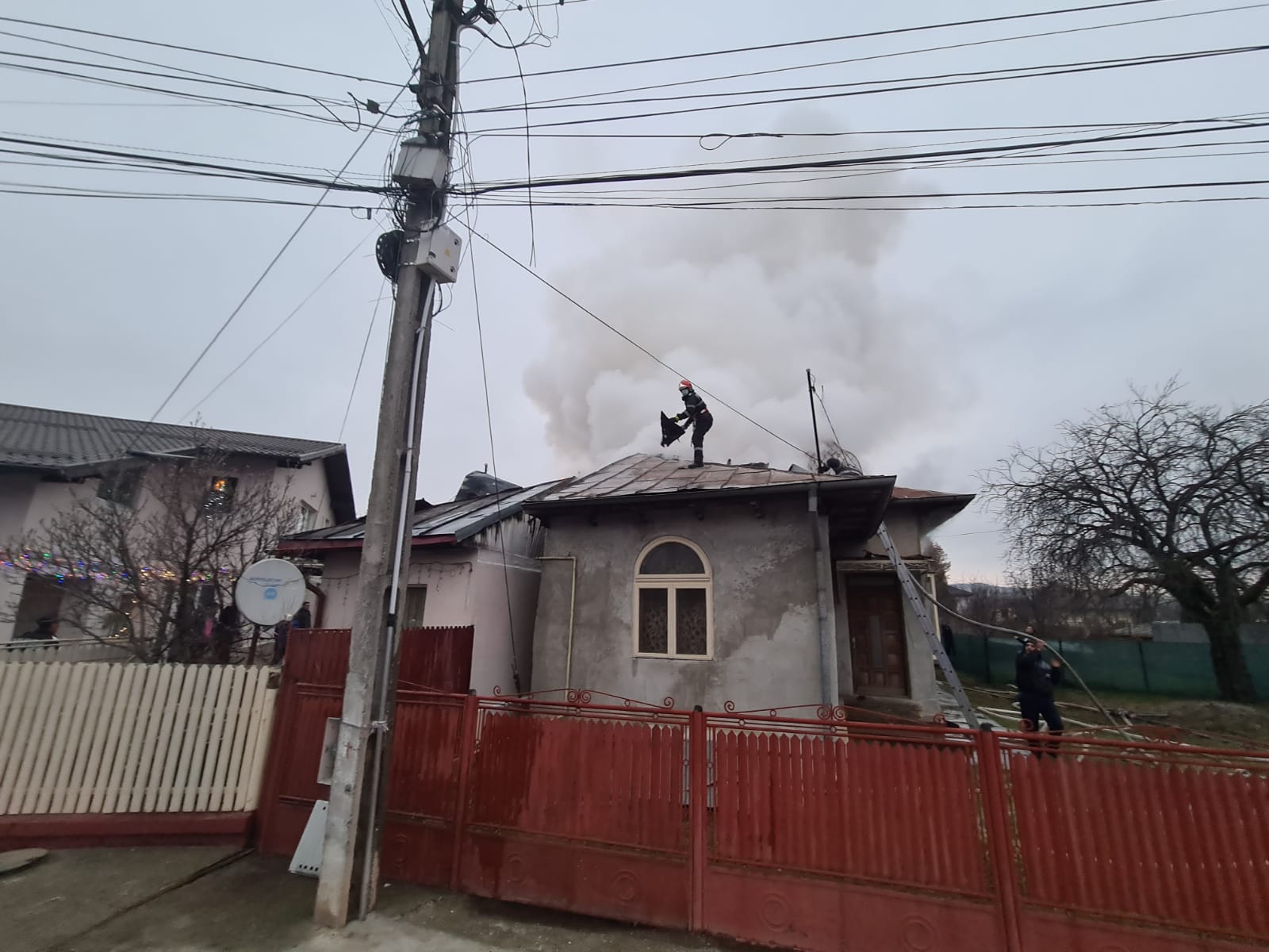 Incendiu la două locuințe din Băicoi