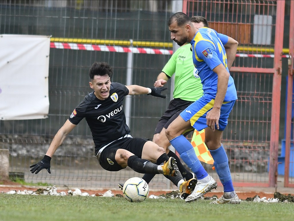 Când, pentru Petrolul, se alege cel mai bun “11”, atunci echipa poate câștiga orice meci și la oricare scor. Chiar și de… forfait! Unirea Slobozia are scuza că nu a avut antrenorul principal pe bancă, infectat cu virusul Covid-19! Ca și unul dintre secunzi