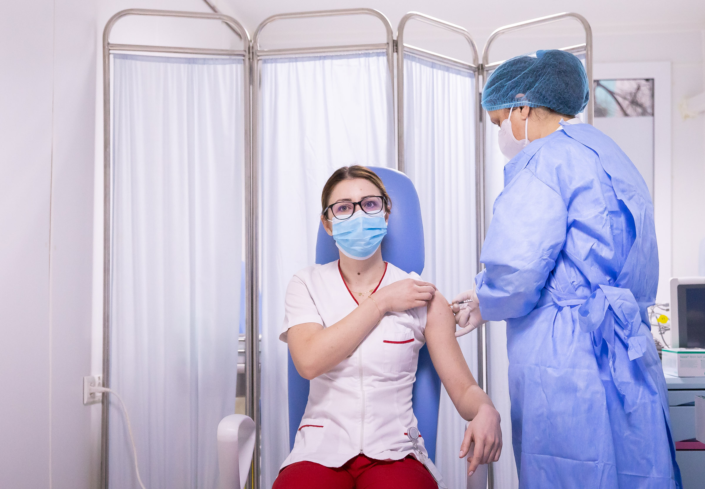 A început vaccinarea în 10 spitale românești. Nu și în Prahova