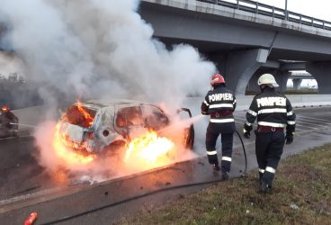 Un autoturism a luat foc în giratoriul de la Păulești
