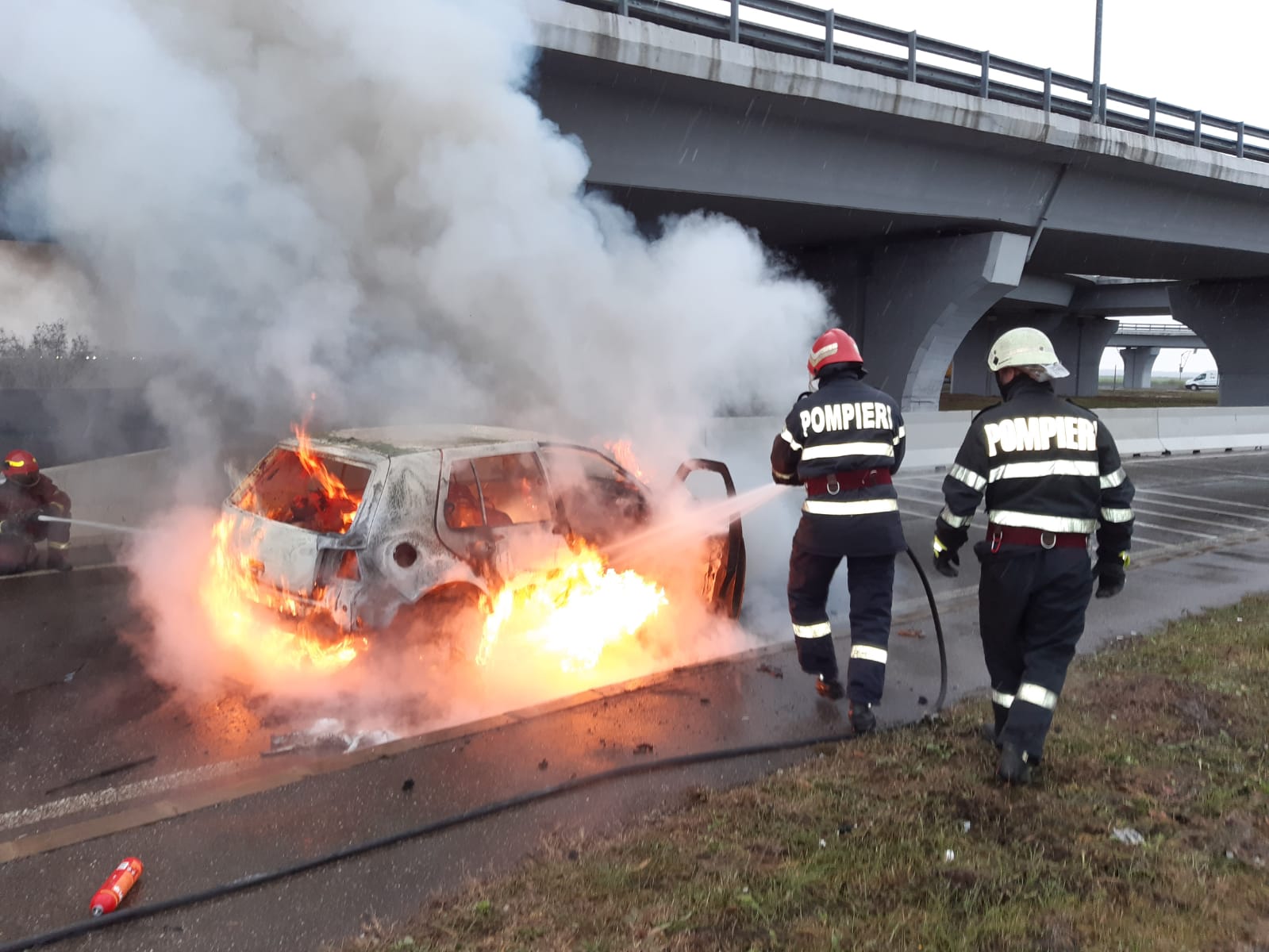 Un autoturism a luat foc în giratoriul de la Păulești Un autoturism a luat foc în giratoriul de la Păulești