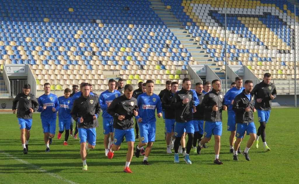 Paradoxul de la Petrolul: când stătea, iarna, mai bine în clasamentul Ligii a II-a, avea mai multe noutăți la reluarea pregătirilor; acum, pe poziția a IX-a – numai două!!! Antrenament pe locul ultimului drum al lui Camil Oprișan!