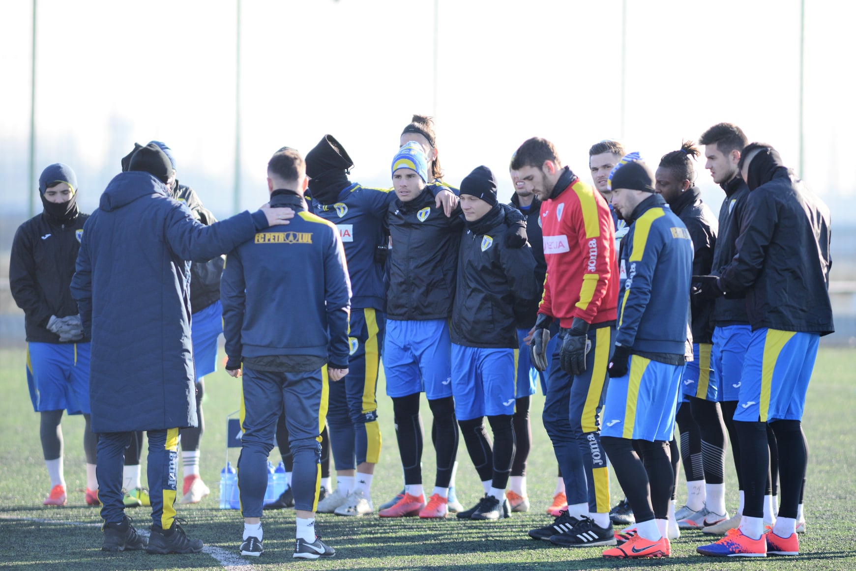 “Lupii” s-au antrenat pe terenul sintetic de la Parcul Municipal Vest, pentru a combate amical, cu Plopeniul, la… Izvorani, pe același gen de suprafață de joc! Atracțiile ședinței de pregătire – nou-veniții la clubul găzarilor: Romario Moise și Viorel Lică!