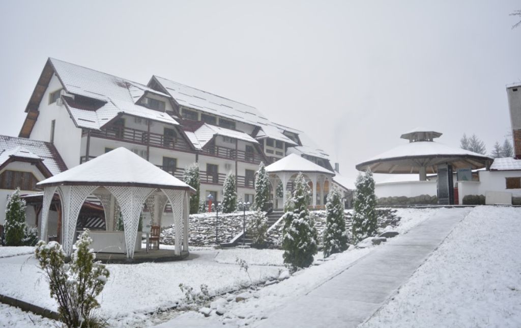 ULTIMA ORĂ! Fotbaliștii de la Petrolul Ploiești nu vor face cantonamentul de iarnă în Brașov, la “Lux Divina”, dar tot pe aproape. Condițiile oferite de opțiunea conducerii clubului găzarilor, cu susținerea financiară a Veoliei România – de top!