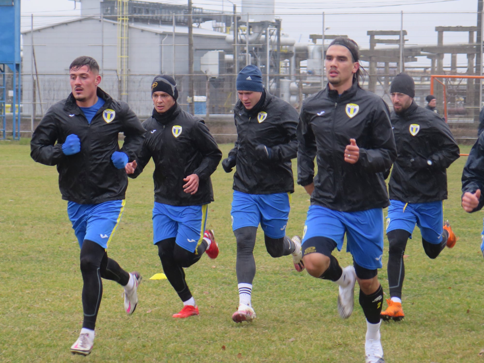 Dintre cei șapte absenți de la reluarea pregătirilor Petrolului, au ajuns la Ploiești patru și mai sunt așteptați restul de trei. Ultimii sosiți – doi fundași centrali și un mijlocaș de bandă, după ce un mijlocaș central a fost un pic mai rapid