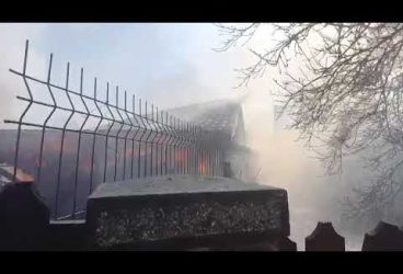 Comarnic: De la un foișor, au ars două case! (video)