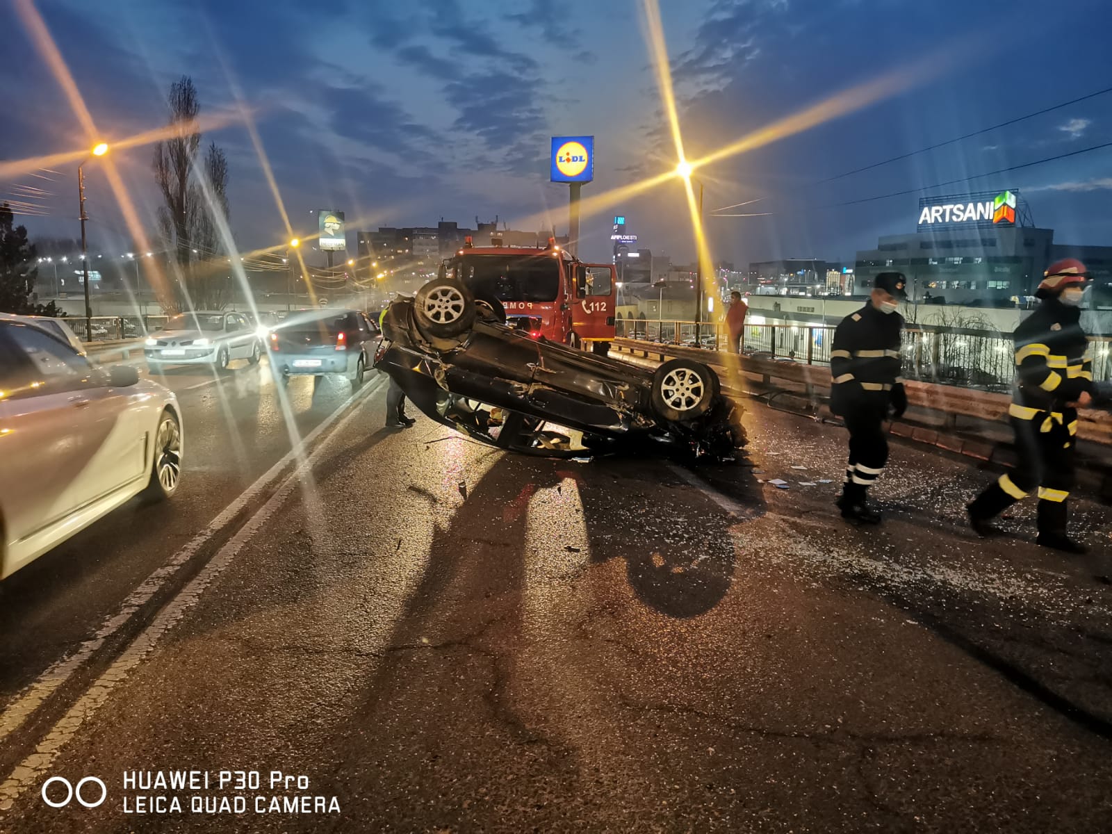 Accident cu alcool și autoturisme răsturnate pe podul de pe Strada Ștrandului
